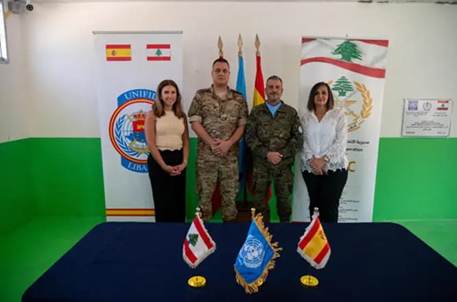 بعد إزالة الستار عن اللوحة التذكارية.