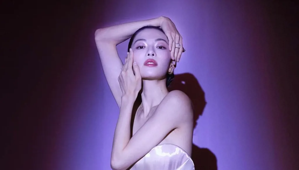 إلين زونغ مبهرة بألوان اللؤلؤ من تصميم جورج شقرا في مهرجان SCO السينمائي