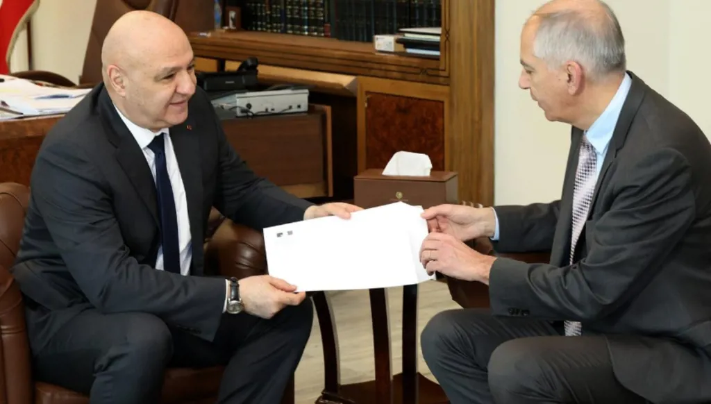 عون تسلّم دعوة من ماكرون لمشاركته في ترؤس مؤتمر دعم الجيش