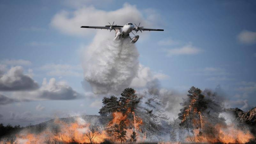 مروحية تسهم في إطفاء الحرائق (وكالات)