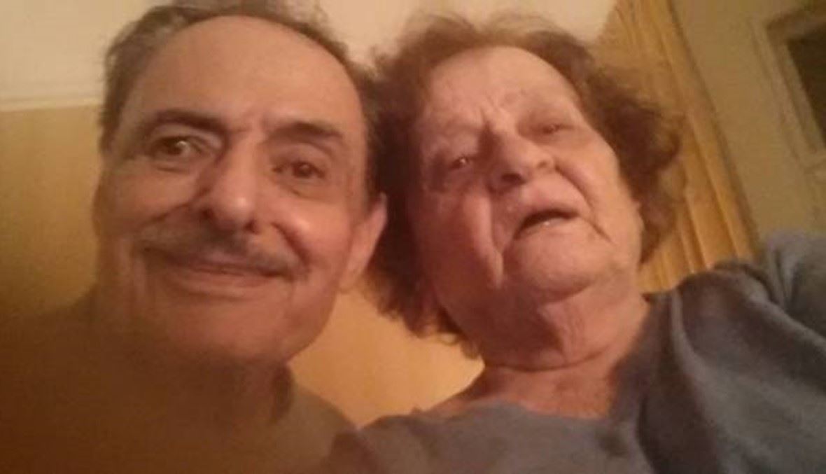 لم أشبع من تقبيل يدك المزخرفة برائحة الصبا