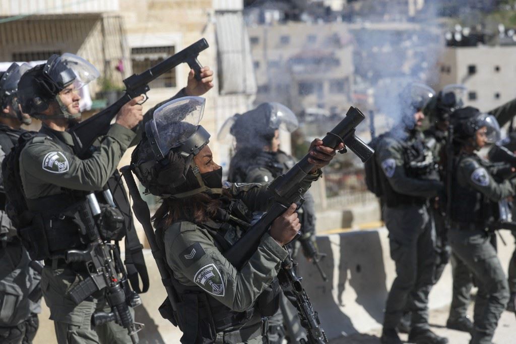الجيش الإسرائيلي يعاقب جندياً بحبسه عشرة أيام بعدما ضرب ناشطاً فلسطينياً