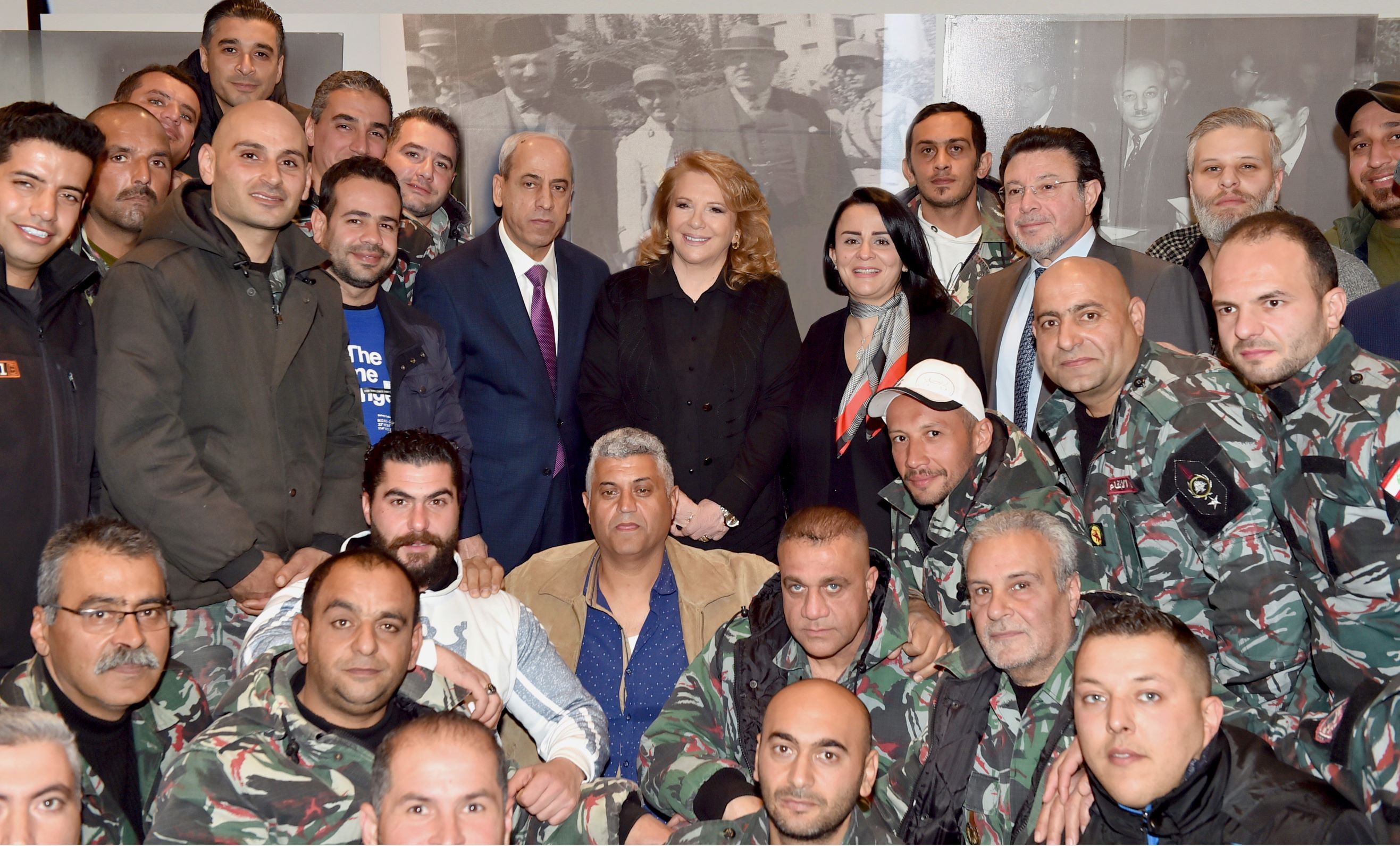 نائبة رئيس مؤسسة الوليد الإنسانية تدعم عناصر فوج إطفاء طرابلس.