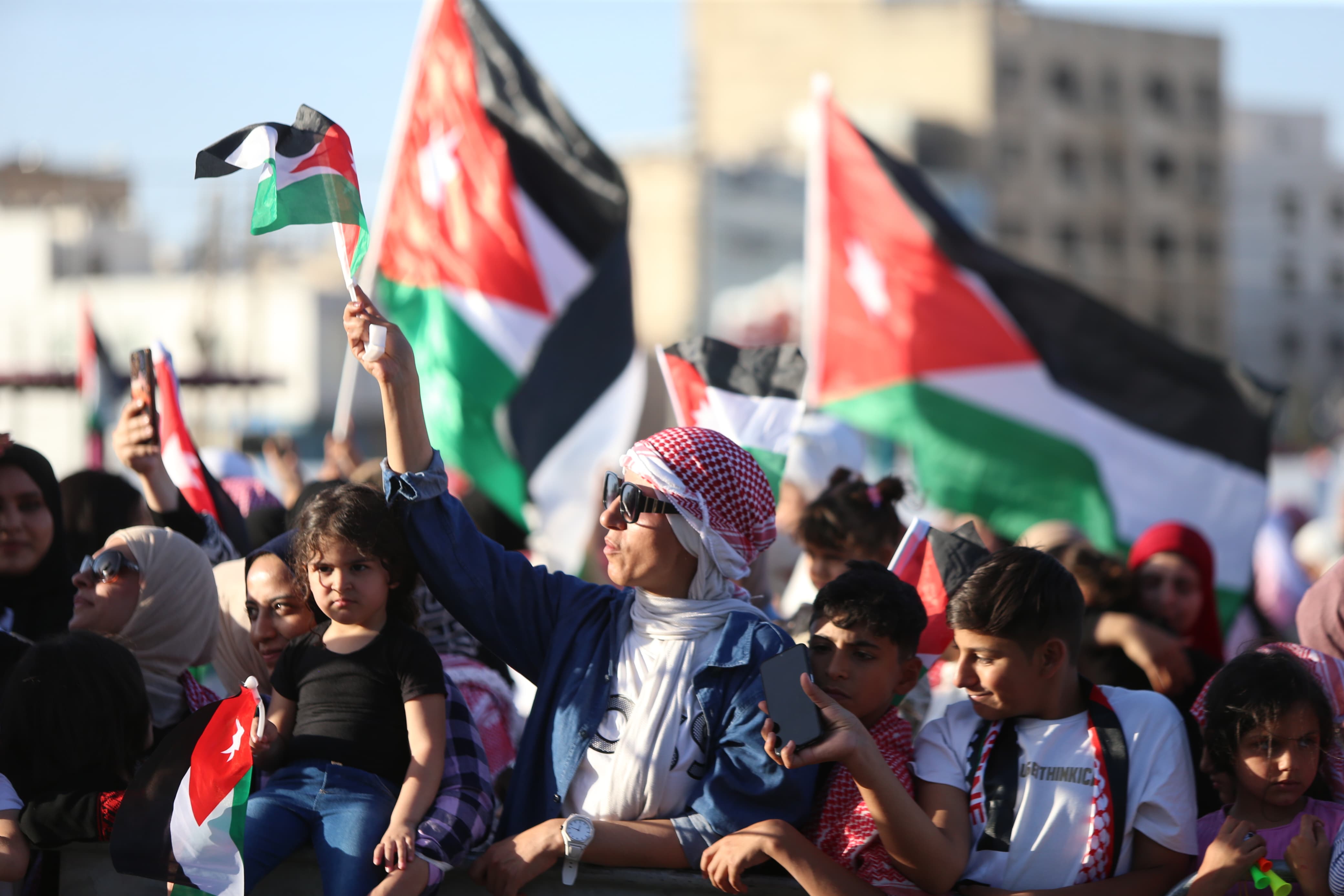 مشهد من احتفالات الأردنيين بعيد الاستقلال (مواقع التواصل)