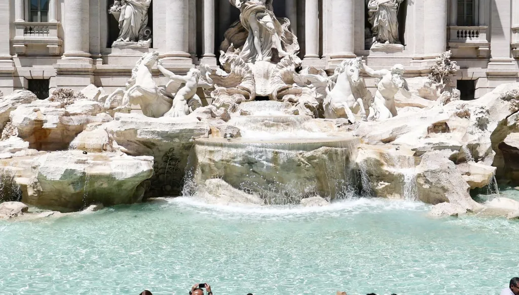 الطين يعكّر نوافير روما بسبب أمطار غزيرة