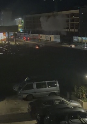  استهداف سيارة في منطقة خلدة (صورة متداولة).