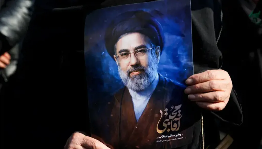 امرأة تحمل صورة للمرشد الأعلى الإيراني مجتبى خامنئي (رويترز) في طهران اليوم