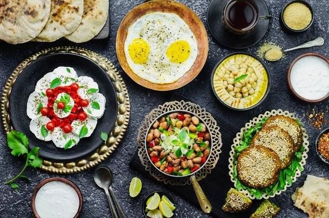 أطعمة ومشروبات تُسبب العطش والجوع... احذروا هذه الأخطاء في وجبة السحور