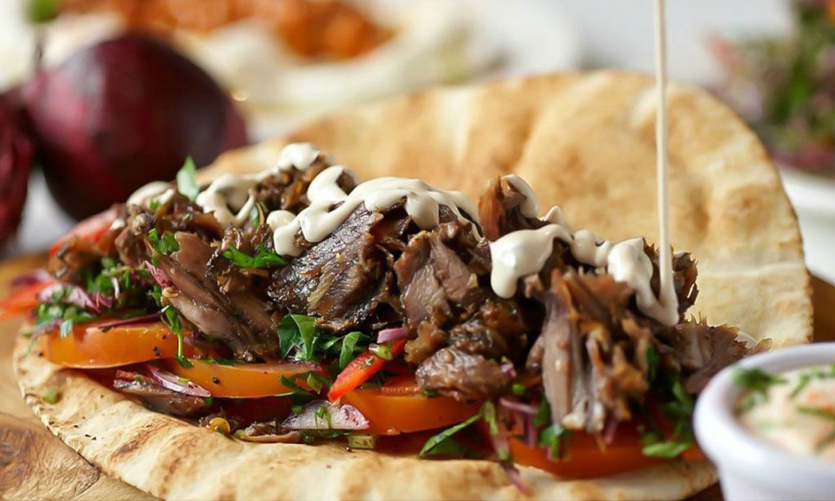 شاورما اللّحم... لمسات صغيرة لنكهات ولا ألذّ