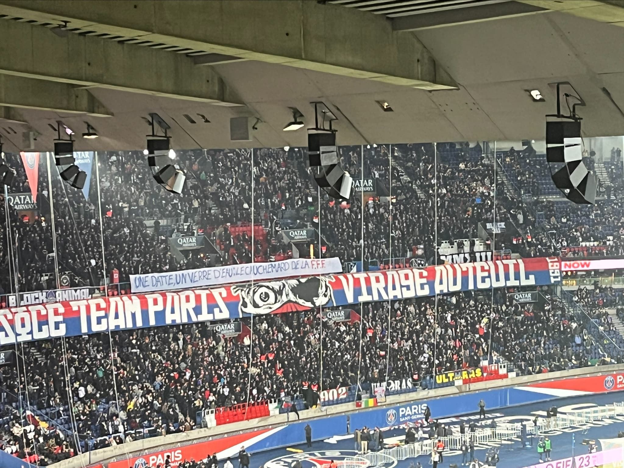 لافتة جماهير باريس سان جيرمان.