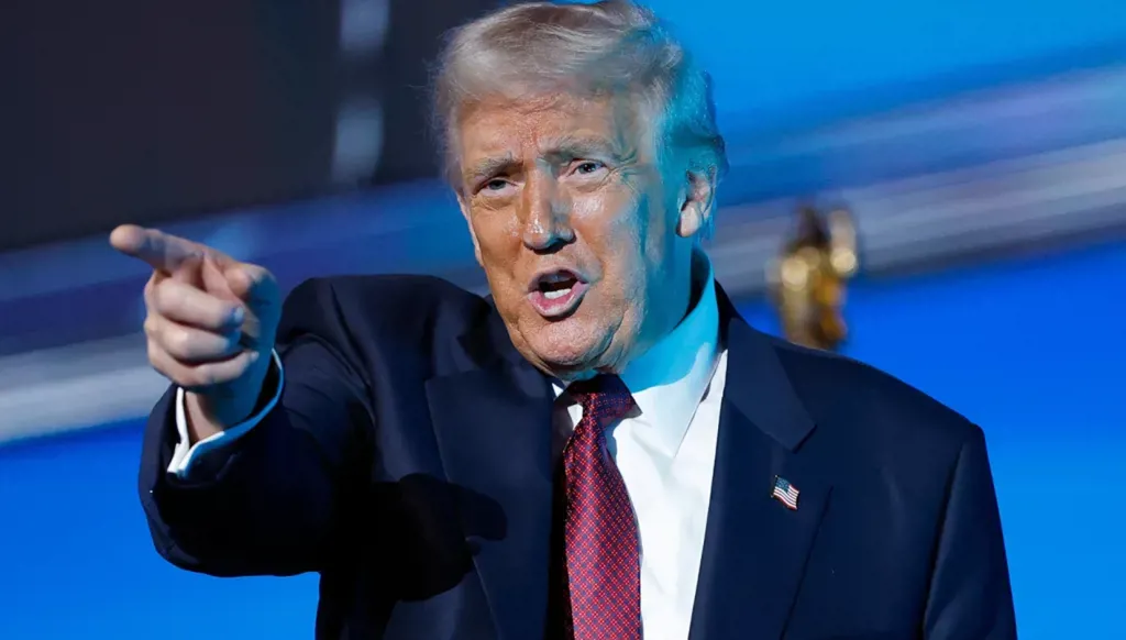 "حركة لا أخلاقية"... تصرف صادم من ترامب تجاه عامل في ميشيغان (فيديو)