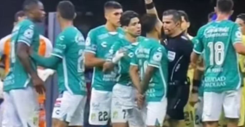 حكم مكسيكي يتعرّض لعقوبة قاسية بعد ضربه لاعباً (فيديو)