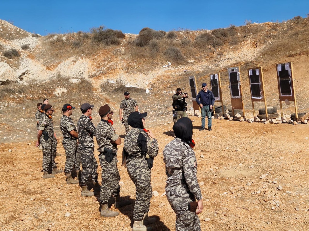 في حقل رماية. (إ.أ.)