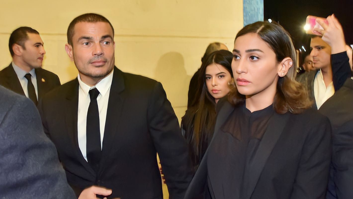 ناشطو مواقع التواصل الاجتماعي يشيدون بعمرو دياب بعد مواساته دينا الشربيني في وفاة والدها