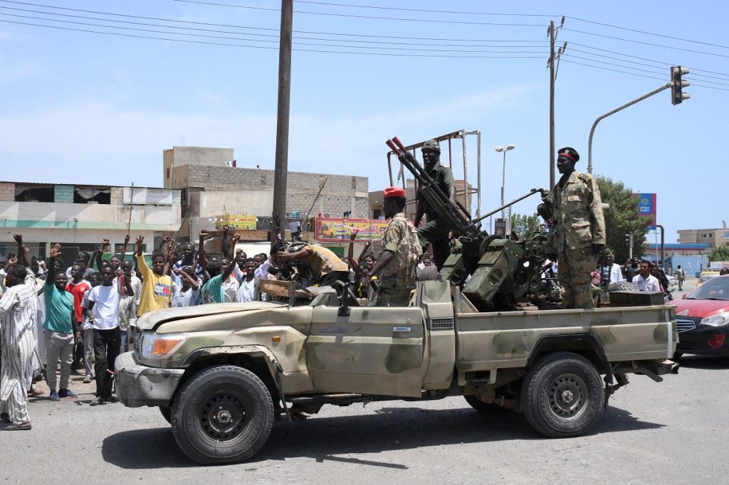 وضع كارثي في السودان مع تواصل القتال... سقوط 97 قتيلاً وفتح ممرّات إنسانية (صور)