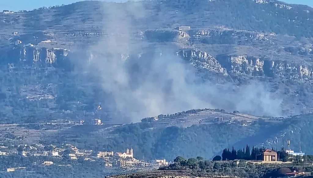 غارات عنيفة تستهدف كفرحتى ضمن نحو 30 غارة جنوباً… ولا حركة نزوح