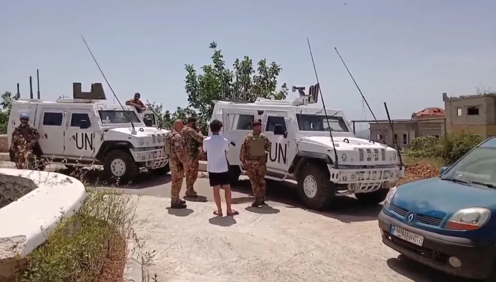 ركن سيارته أمامهم... مواطن يعترض دورية لليونيفيل في ياطر جنوبي لبنان (فيديو)