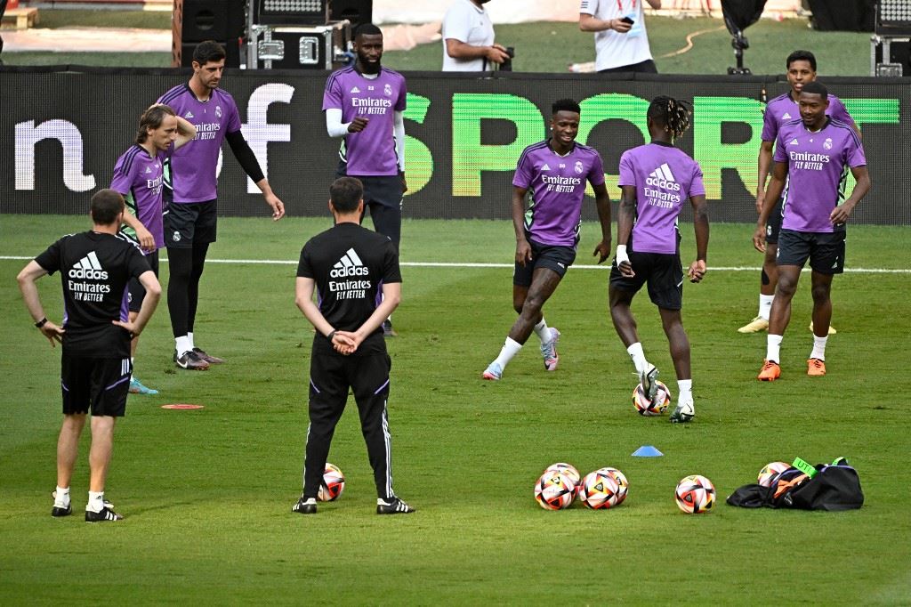 يوم كروي طويل في الملاعب العالمية