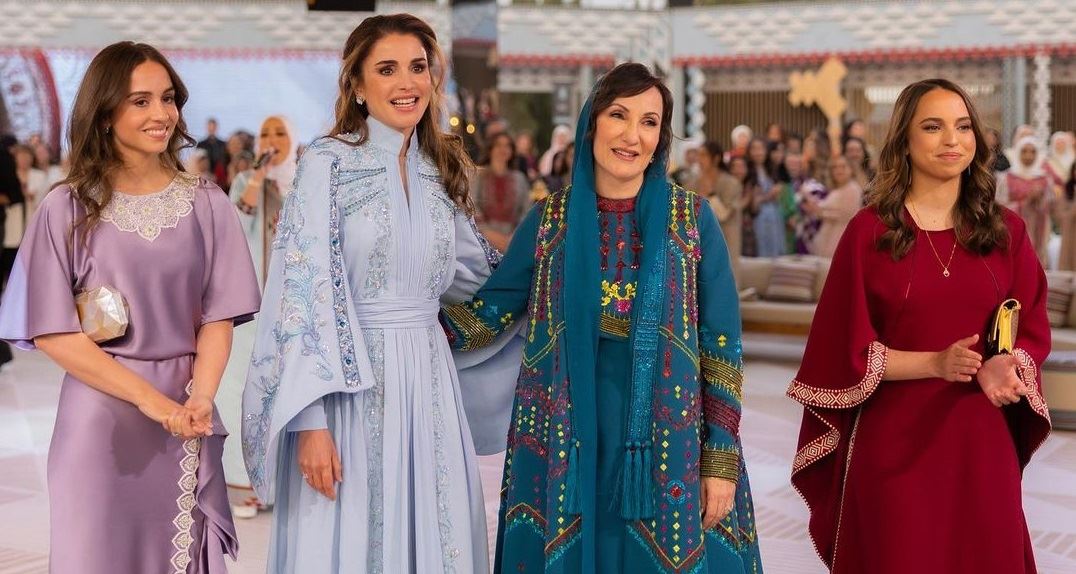 الملكة رانيا تألّقت في حفل الحناء بعباءة غير تقليدية من إبداع المصمم اللبناني سعيد قبيسي (فيديو)