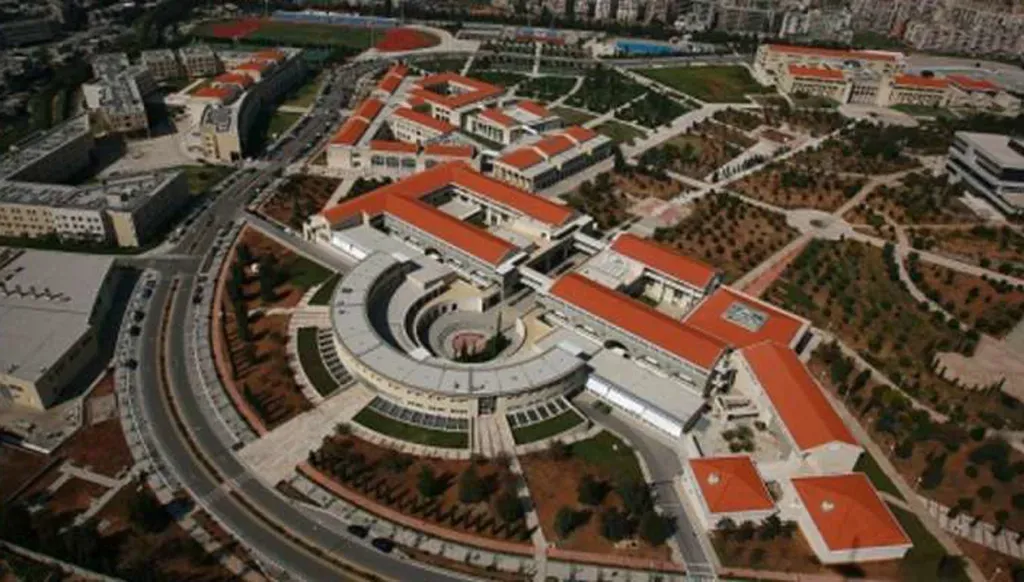 صورة متداوَلة لأستاذ في الجامعة اللبنانية مع مسؤول حزبي... ما صحتها؟