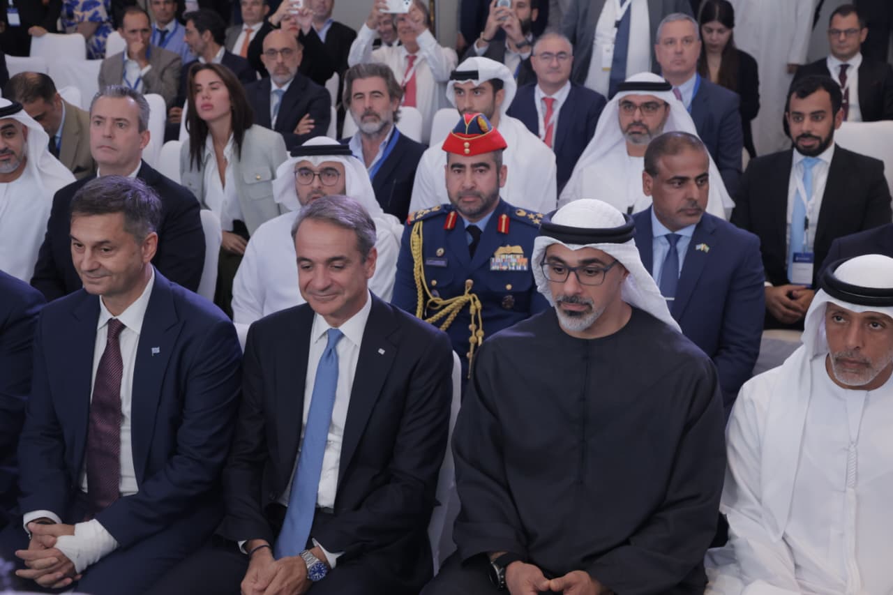 ولي عهد أبوظبي خالد بن محمد بن زايد آل نهيان ورئيس الوزراء اليوناني كيرياكوس ميتسوتاكيس ومسؤولون من البلدين (النهار).