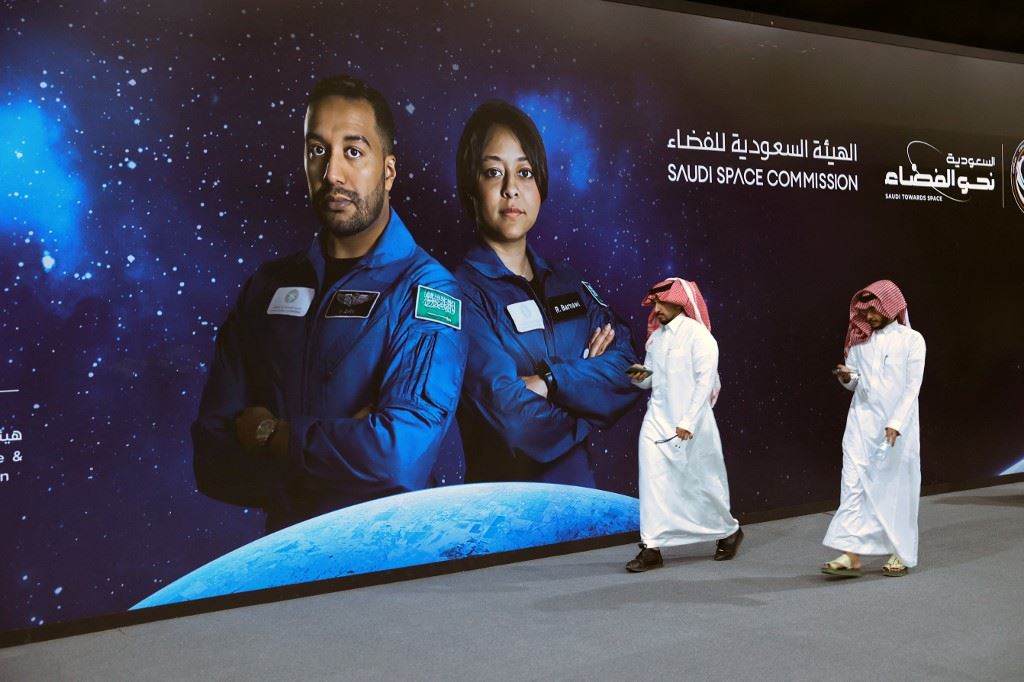 هل "اشترت" السعودية إنجازها الفضائي؟