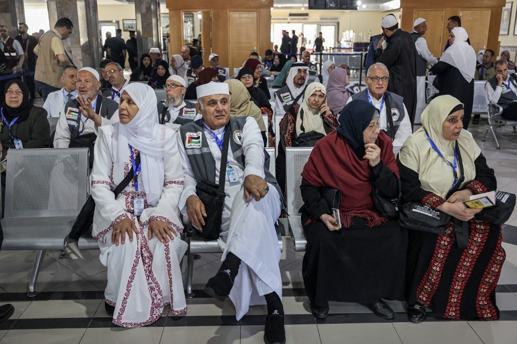 "رحلة العمر" إلى بيت الله... المسلمون في العالم العربي يتحدّون المصاعب المالية لأداء فريضة الحج