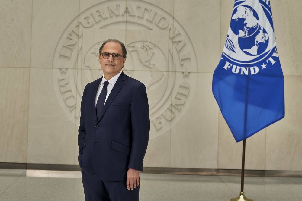 جهاد أزعور ليس انتحارياً ولا يبحث عن وظيفة في الدولة اللبنانية