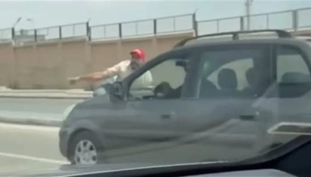 فيديو صادم... مهندس يحاول دهس "مقاول" بسيارته!