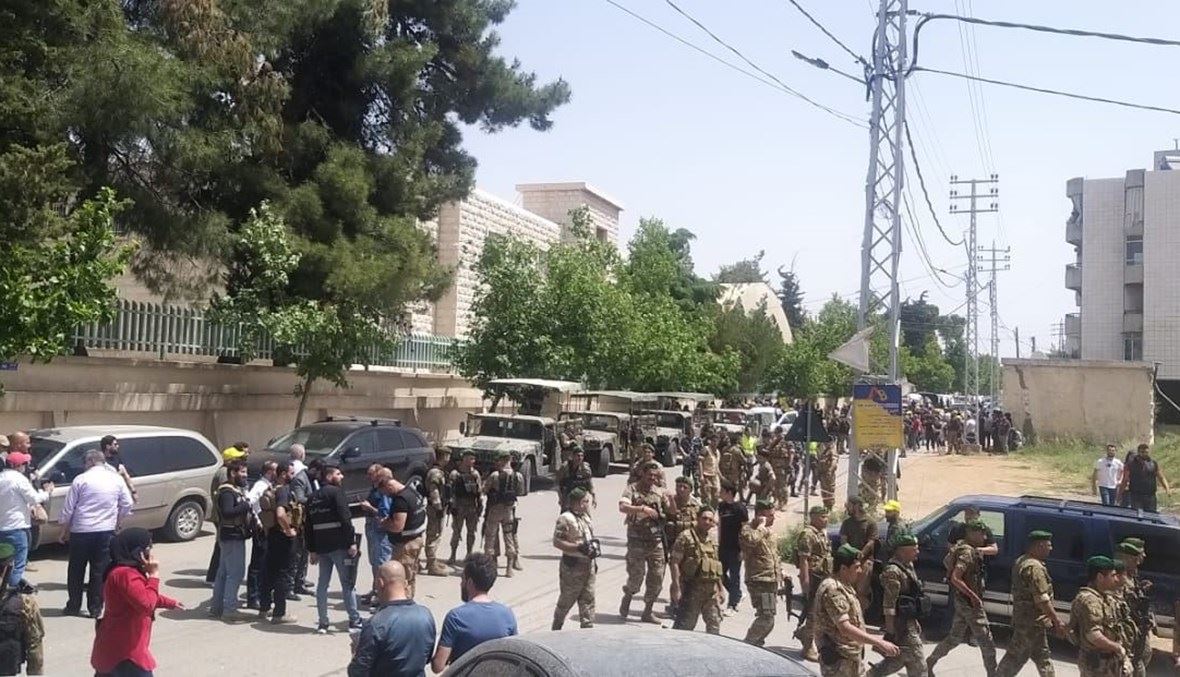 في رياق... موظف مصرف يُشهر سلاحاً ضد عميل والأخير يستقدم دعماً