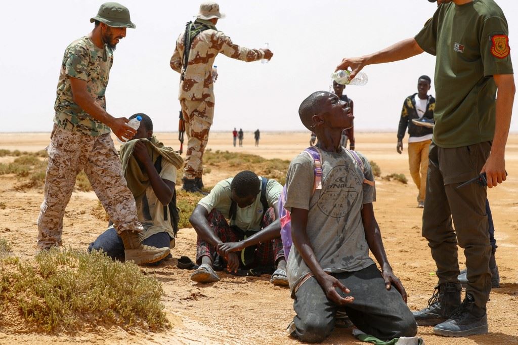مقتل 4 أشخاص وفقد 51 بعد غرق قارب مهاجرين قبالة سواحل تونس