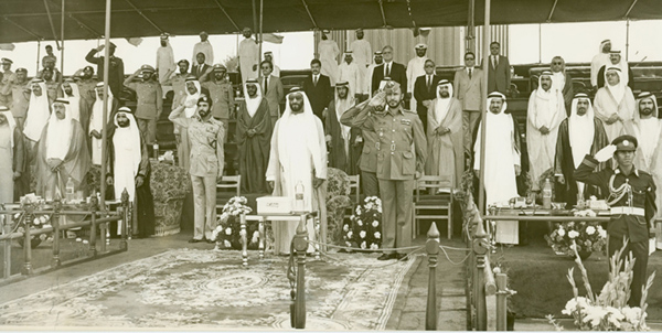 الشيخ زايد بن سلطان آل نهيان يحضر عرضاً عسكرياً عقب توحيد القوات المسلحة الإماراتية. (أرشيف)