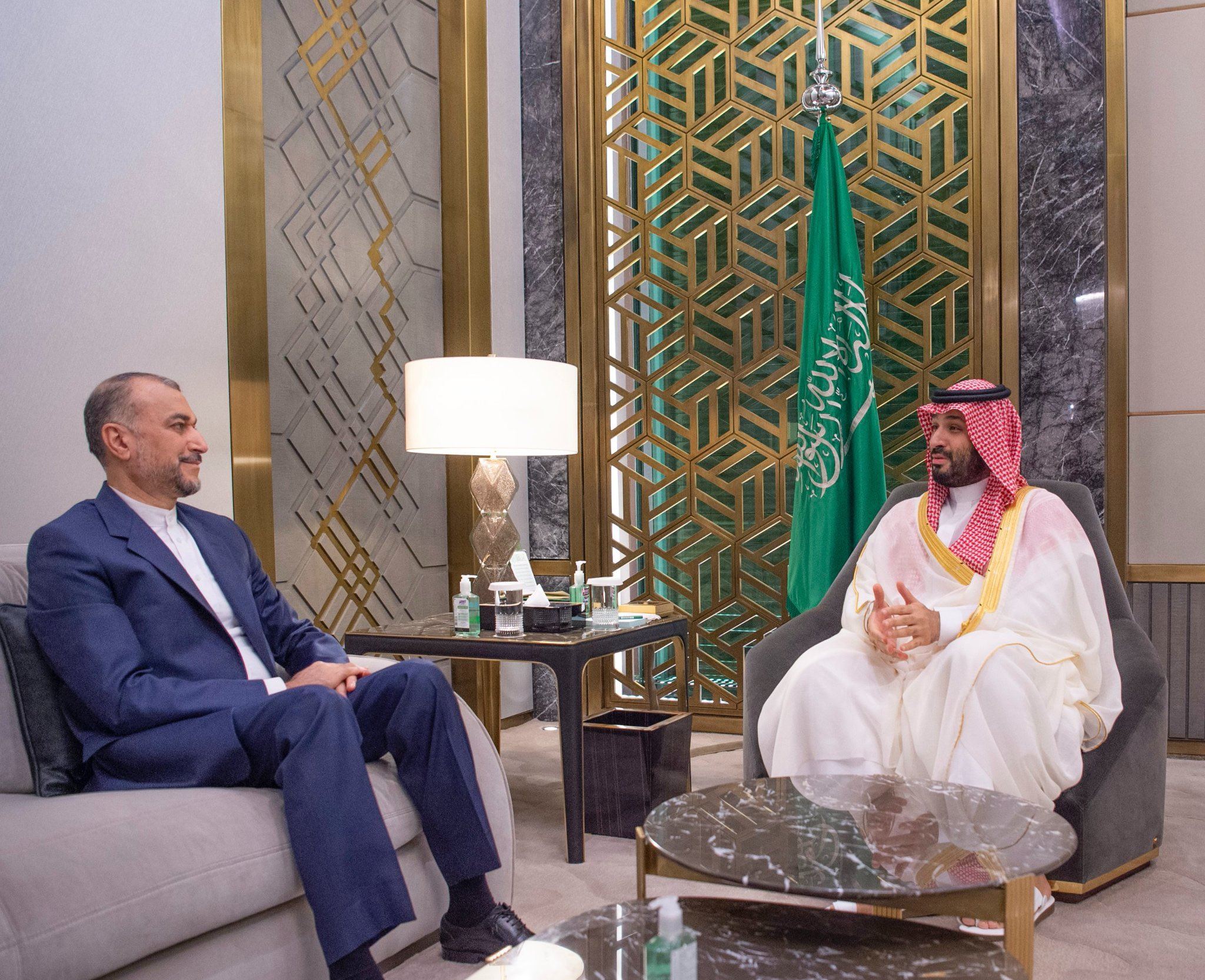 ولي العهد السعودي التقى وزير الخارجيّة الإيراني في جدة: "حوار صريح" وعرض "الفرص المستقبليّة للتعاون"