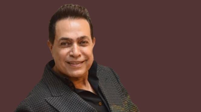 دخل في نوبة ضحك خلال عزاء أحمد الشوكي... حكيم يُعرّض نفسه للهجوم بسبب هذا التصرّف (فيديو)