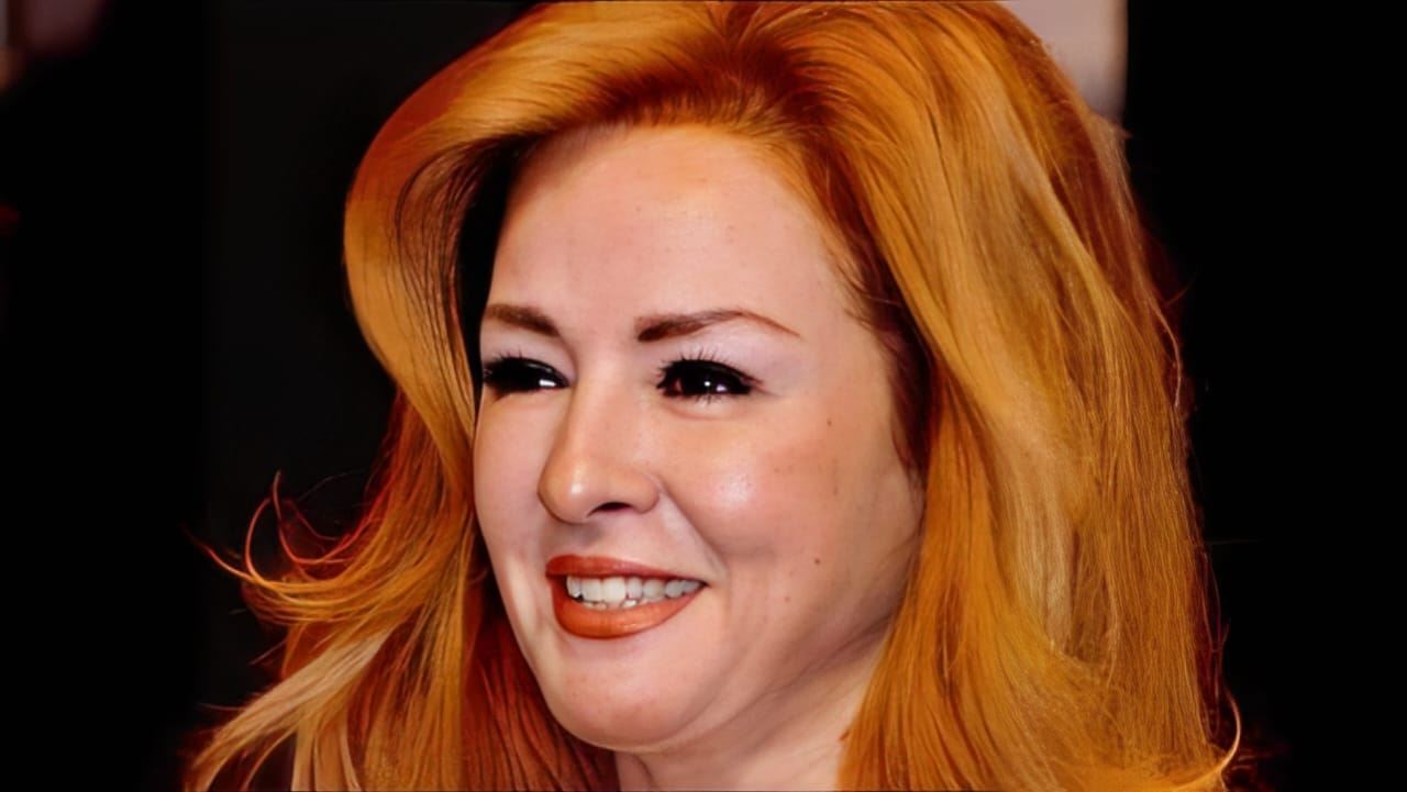 نجلاء فتحي تحتفل بإعادة لوحة "هنا عاش" أمام منزلها... ظهور خاص لها