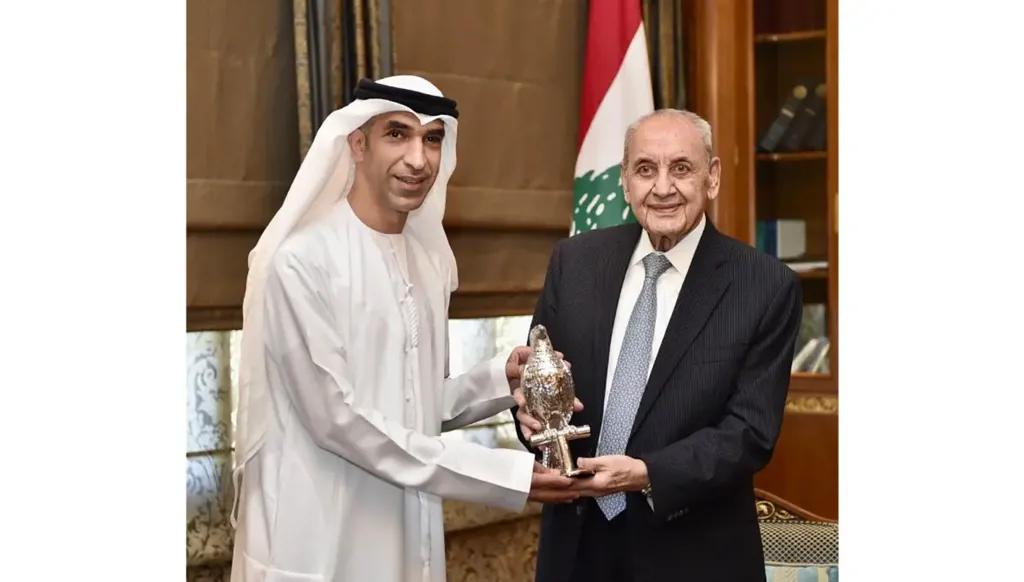 الرئيس نبيه بري مستقبلاً يستقبل وزير التجارة الخارجية في دولة الإمارات العربية المتحدة ثاني بن أحمد الزيودي في مقرّ الرئاسة الثانية في عين التينة. (الوكالة الوطنية