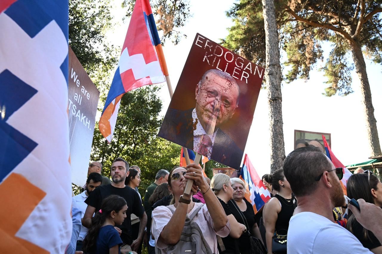 (حسام شبارو).