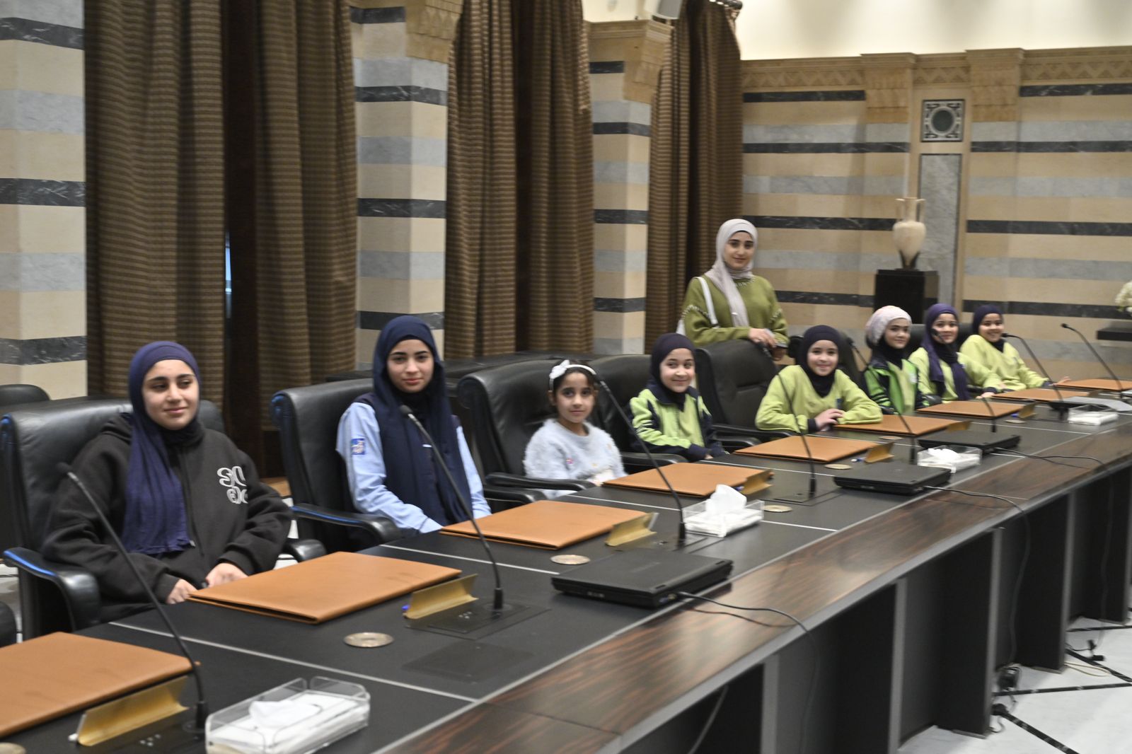 أطفال على طاولة مجلس الوزراء