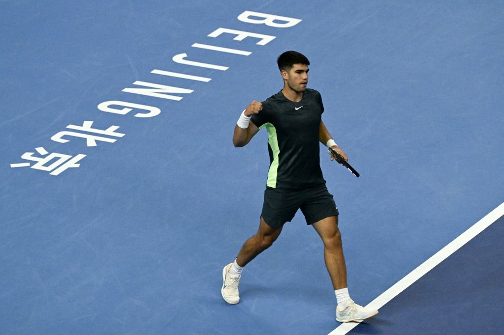 تأهل ألكاراز ومدفيديف وخروج تسيتسيباس في الصين