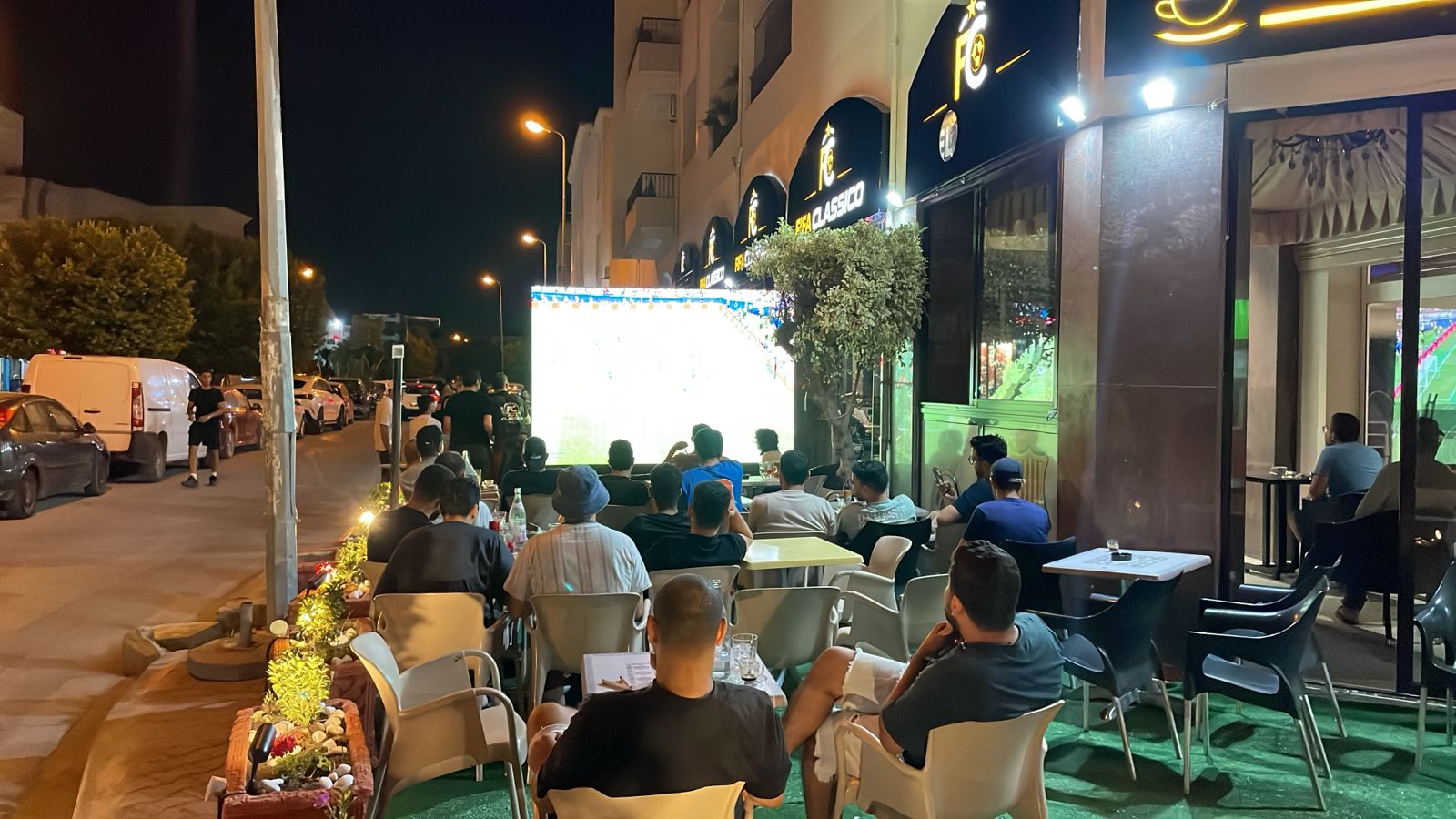 جماهير تونسية تشاهد المباراة.