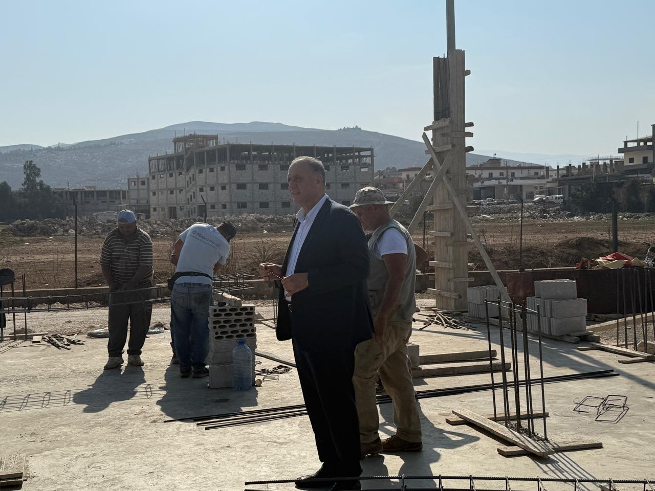 النائب محمد سليمان عند معبر جسر قمار في بلدة البقيعة.