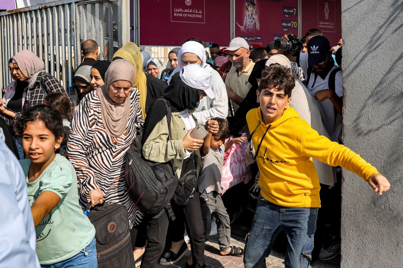 بدء وصول الأجانب والفلسطينيّين من حاملي الجنسيّات المزدوجة إلى مصر عبر معبر رفح