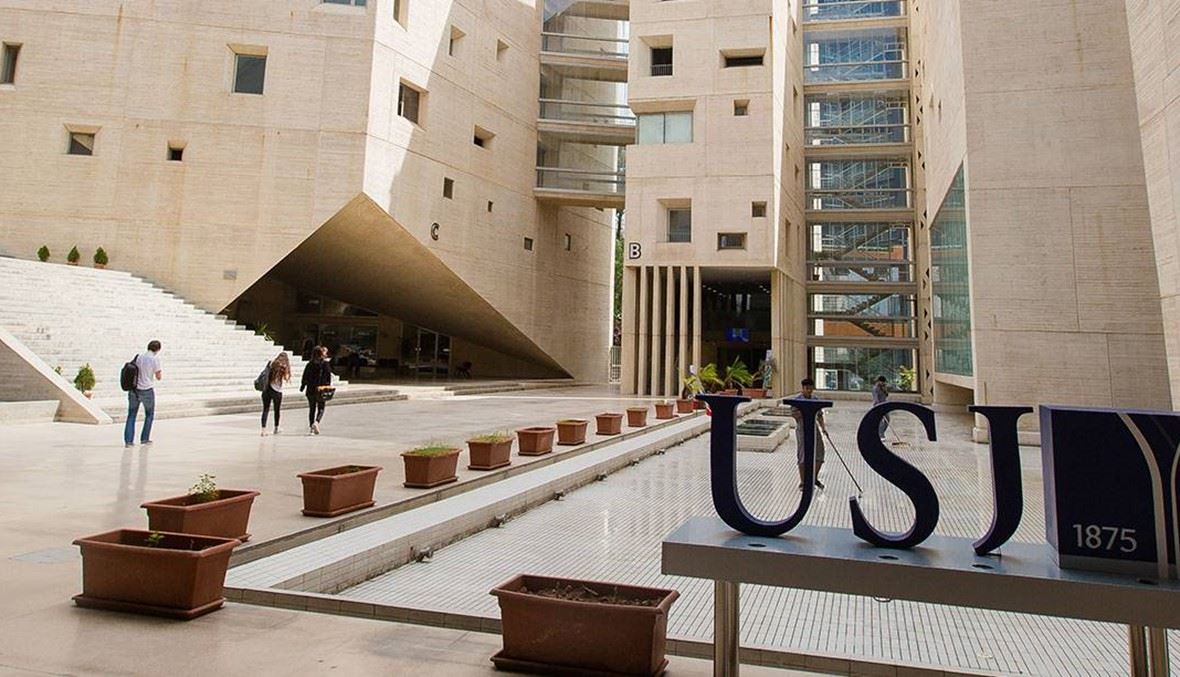 الدكتورة دورين نصر توقع كتابها في جامعة القديس يوسف في الشمال