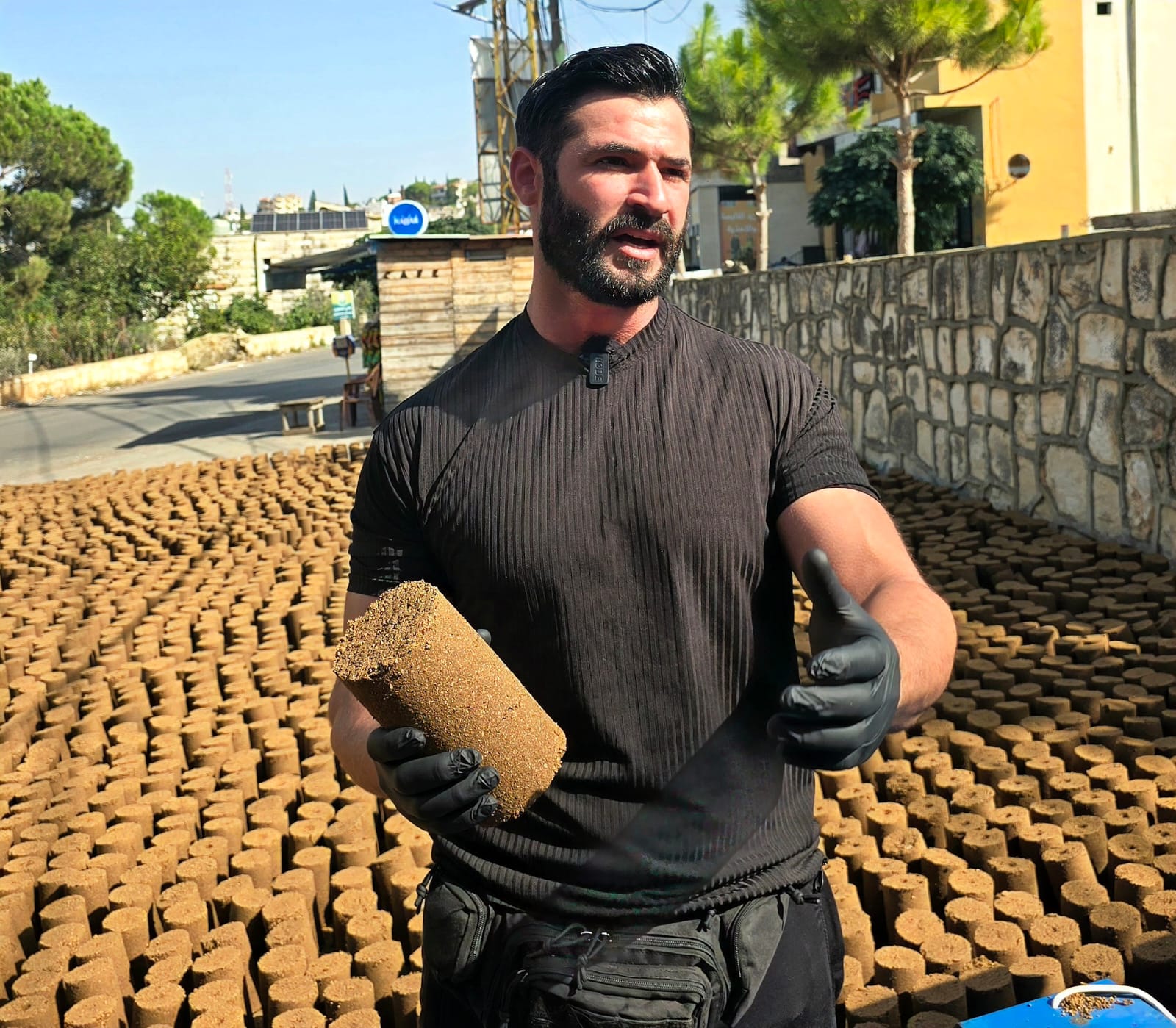 السيد بهجة وسط كمية الجفت المصنعة. (أحمد منتش)