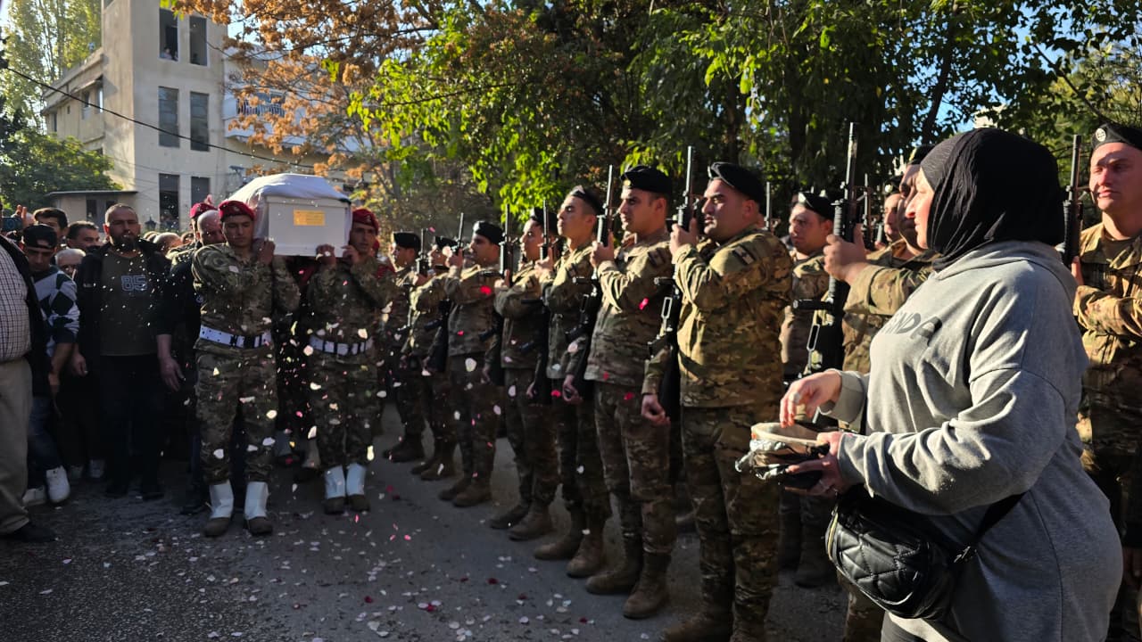 بعلبك تُشيع الشهيدين البرادعي وحيدر وسط صرخة الوجع والخذلان (تصوير: لينا اسماعيل)