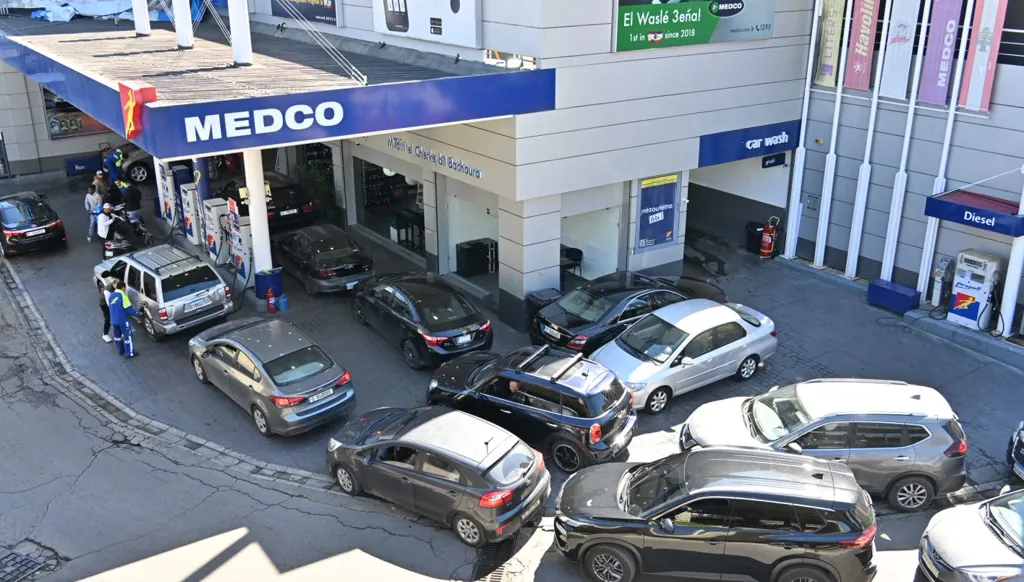 بالفيديو- زحمة أمام محطات البنزين في لبنان... أبو شقرا لـ"النهار": لا داعي للهلع