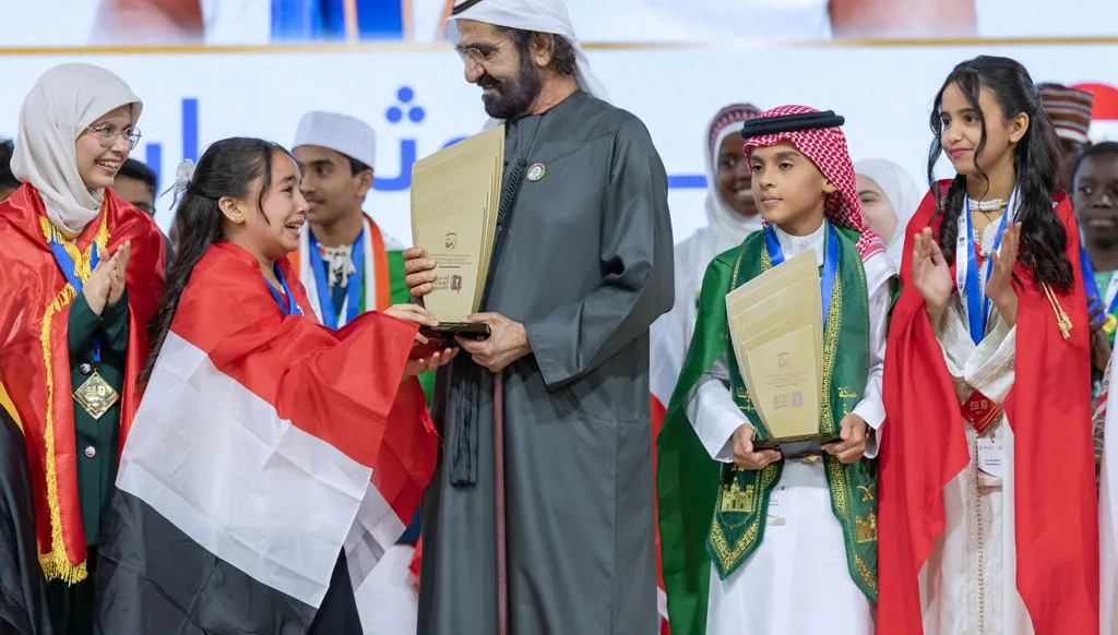 الطفلة المصرية ميار عثمان تتسلّم جائزة تحدي القراءة العربي 2026 من الشيخ محمد بن راشد آل مكتوم في دبي. (وام)