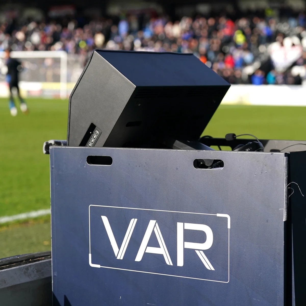 تقنية الفيديو المساعد VAR.