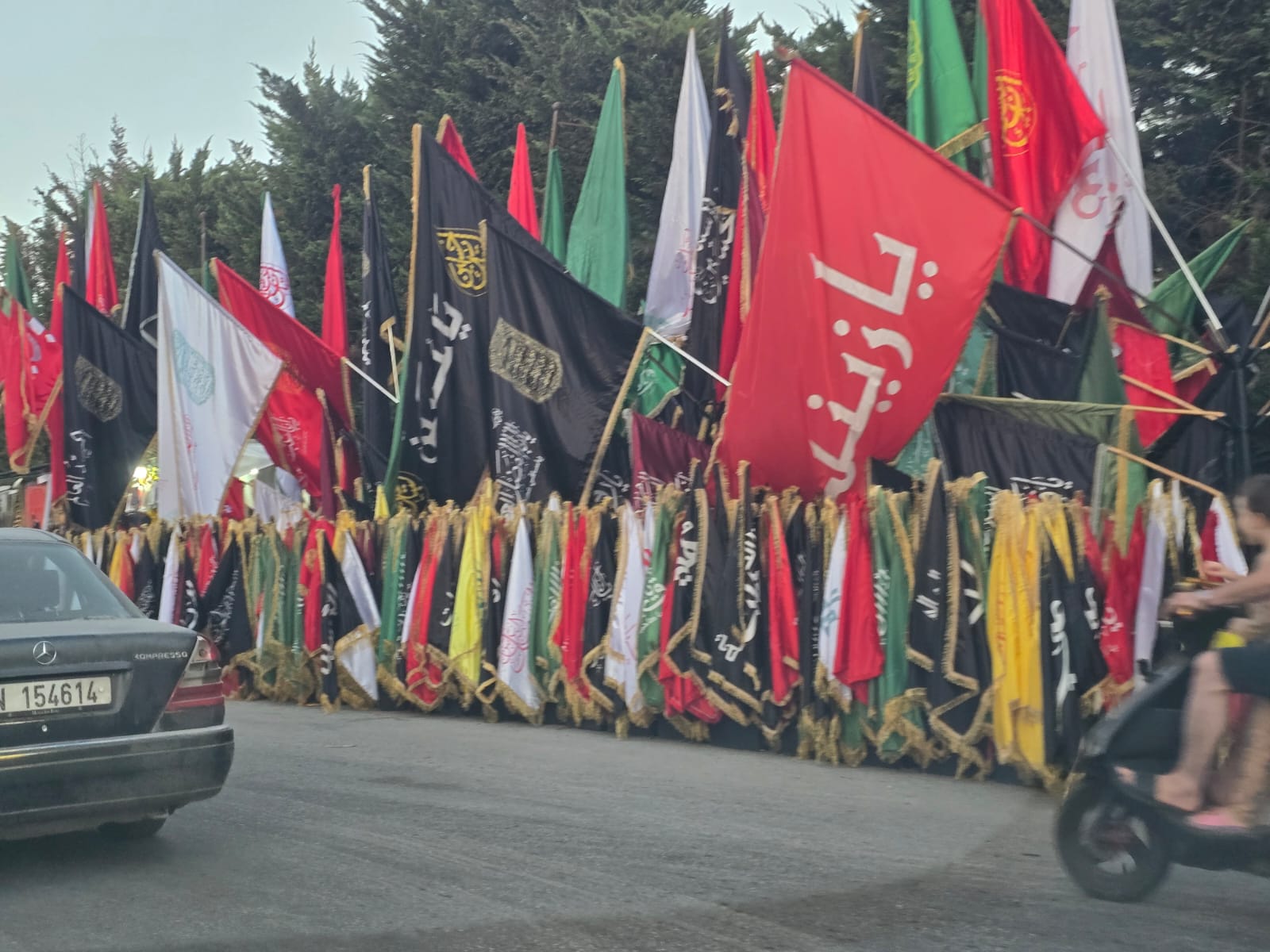 رايات وأعلام.
