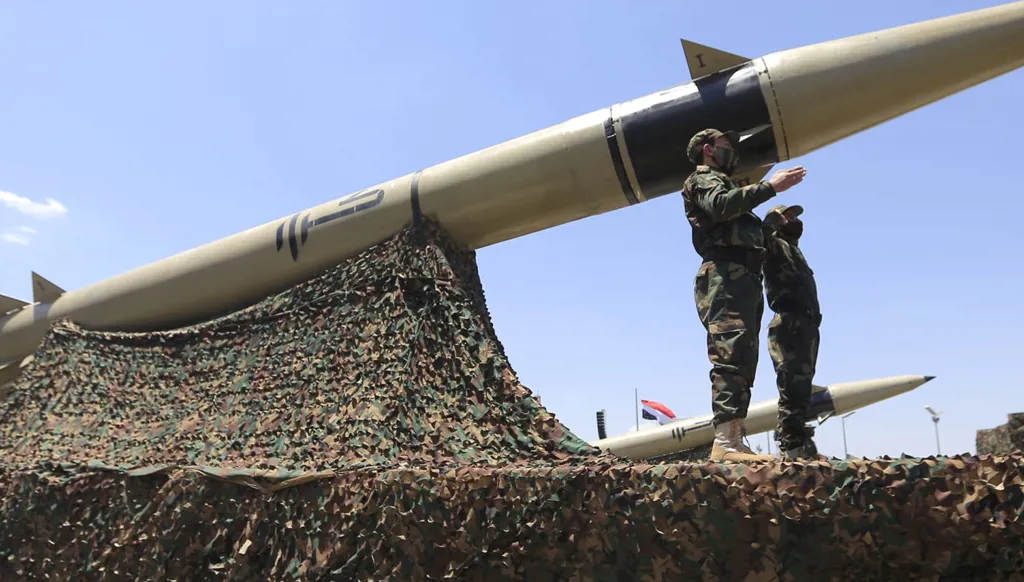 الحوثيون: استهدفنا مطار بن غوريون وحاملة طائرات أميركية